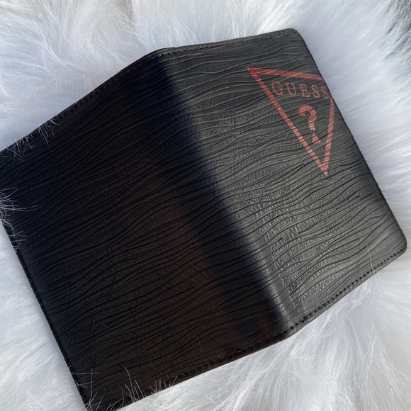 New GUESS Passport Case - Picture 4 of 4